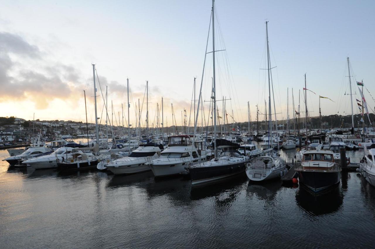 Anacapri Hotel Falmouth Exterior photo The marina at sunset