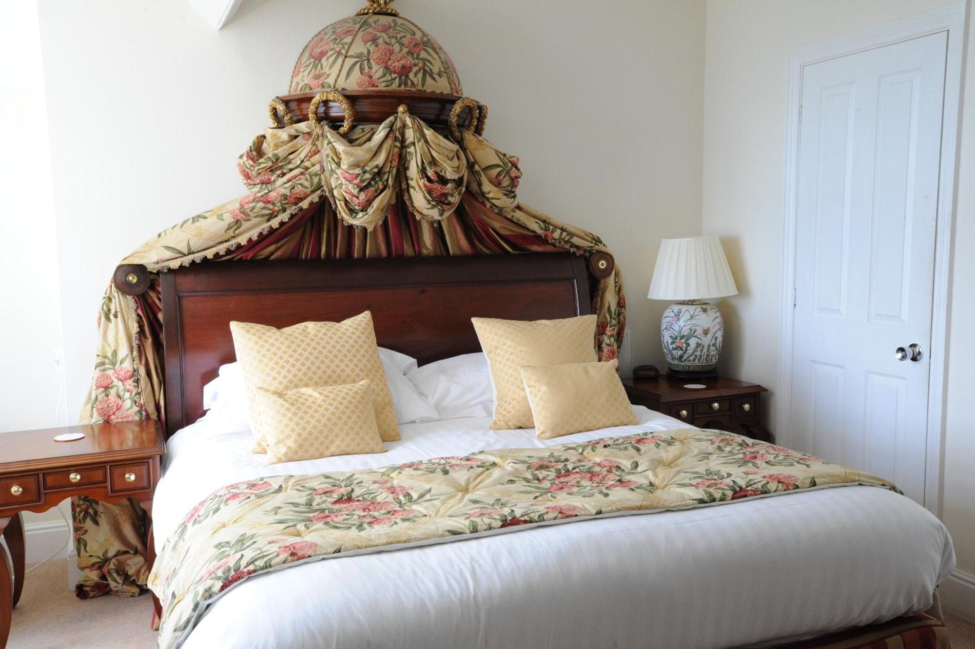 Anacapri Hotel Falmouth Exterior photo A bed with a bed runner