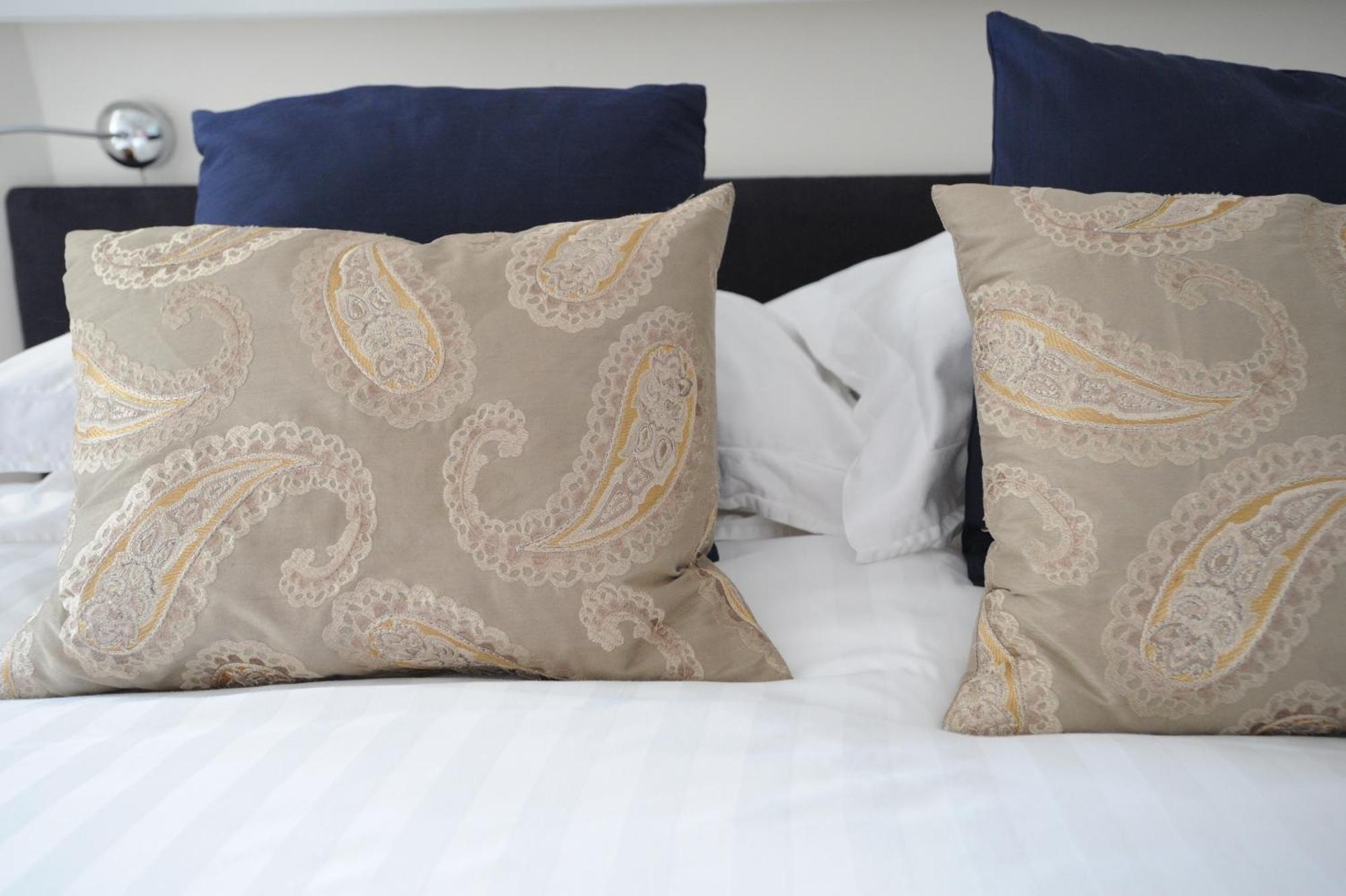 Anacapri Hotel Falmouth Room photo A bed with cushions