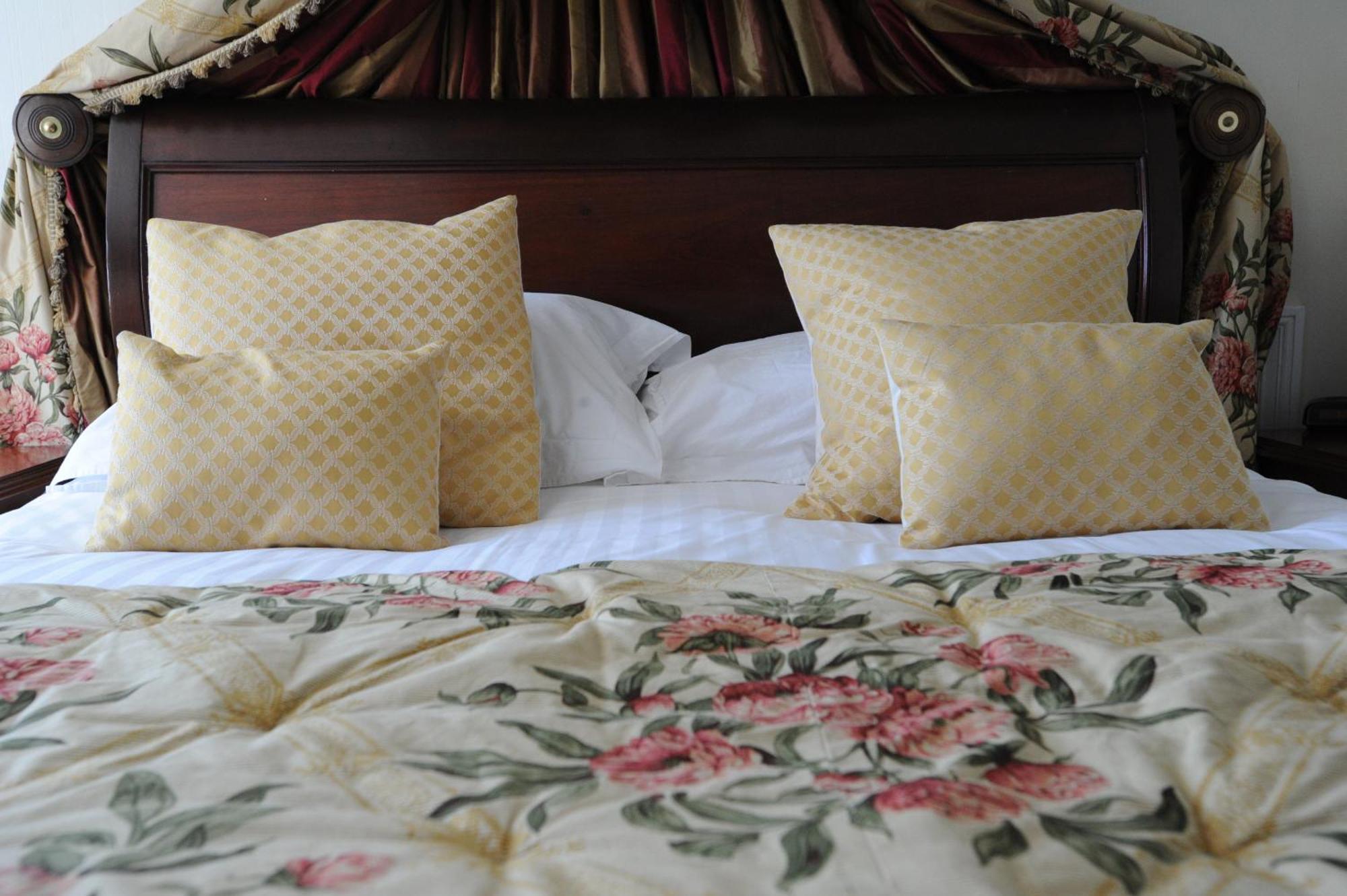 Anacapri Hotel Falmouth Room photo A bed with cushions