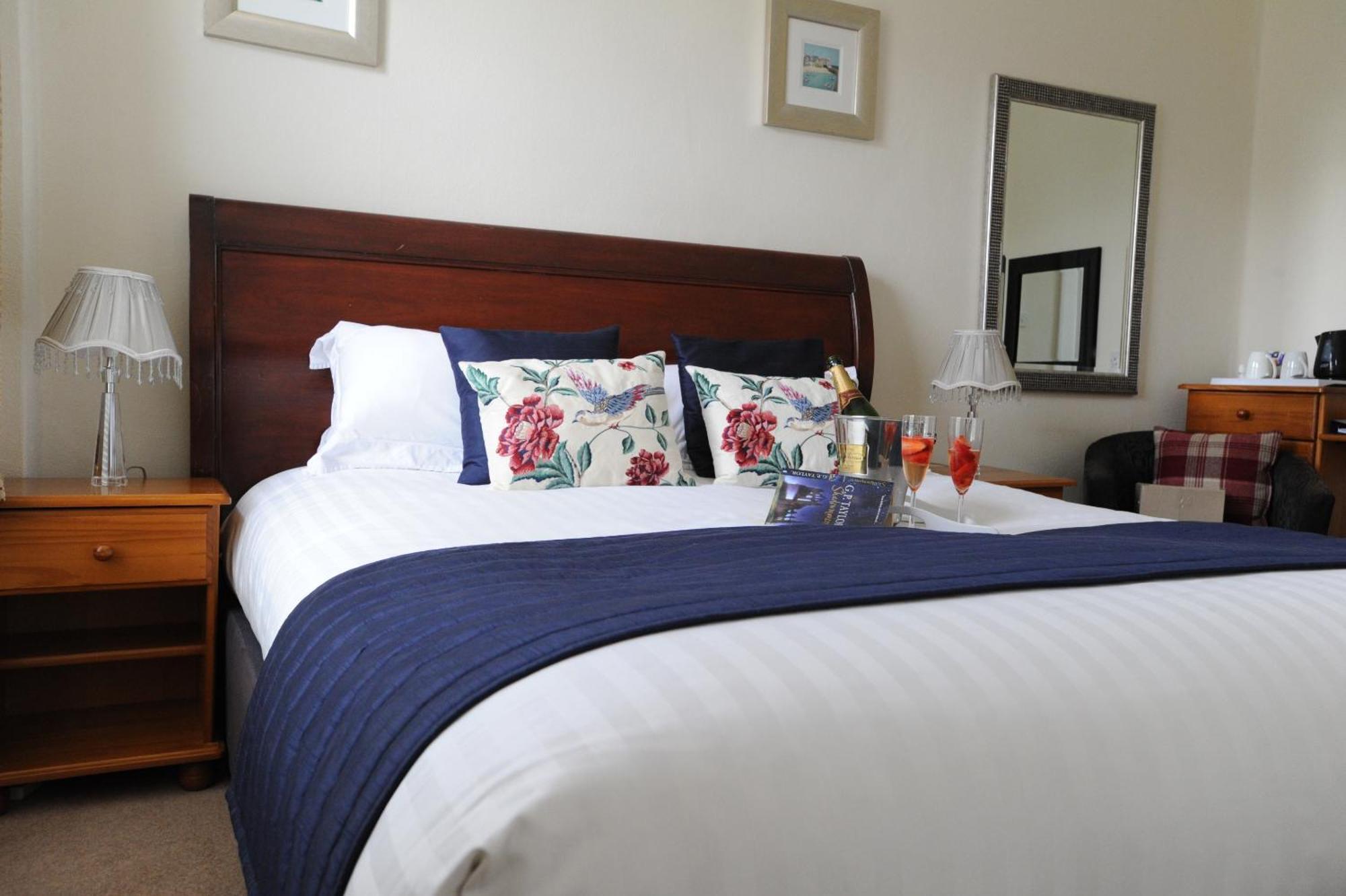 Anacapri Hotel Falmouth Room photo A bed with a bed runner